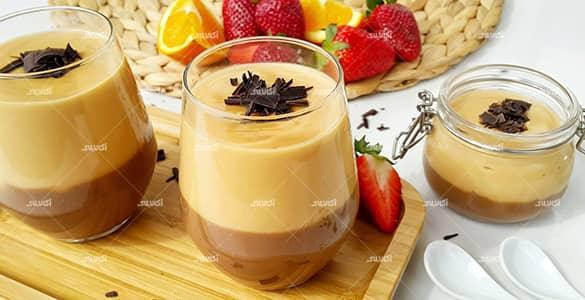 طرز تهیه پودینگ کاراملی دو رنگ مجلسی؛ با کمترین مواد طرز تهیه پودینگ کاراملی دو رنگ مجلسی؛ با کمترین مواد