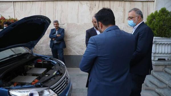 شهردار تهران از یک خودروی برقی بازدید کرد شهردار تهران از یک خودروی برقی بازدید کرد